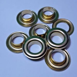 Ilhos de latao acetinado